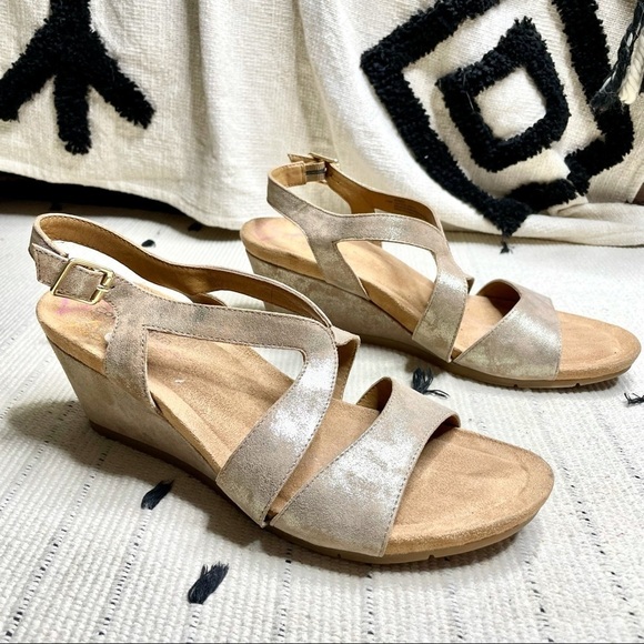 Comfortiva Vandy Metallic Wedge Comfort Sandal 11 - Picture 1 of 13